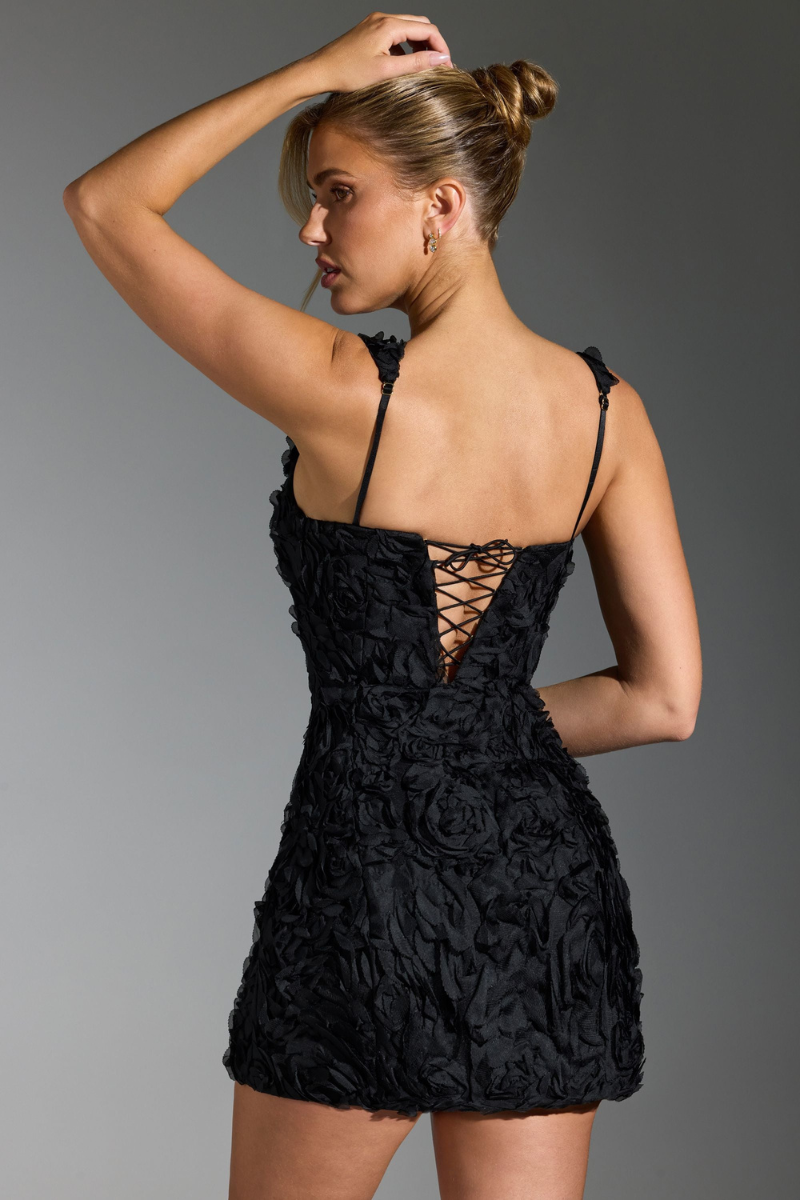 Minivestido negro con encaje floral y escote cuadrado de Astérie