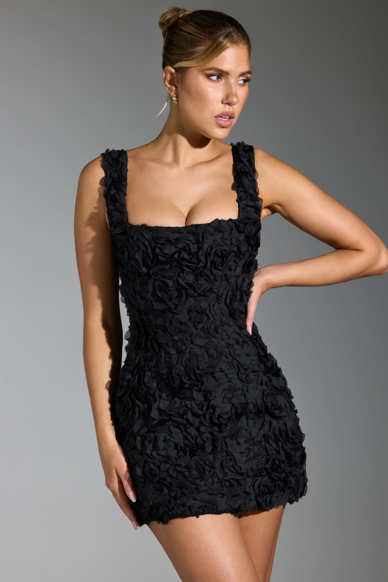 Minivestido negro con encaje floral y escote cuadrado de Astérie