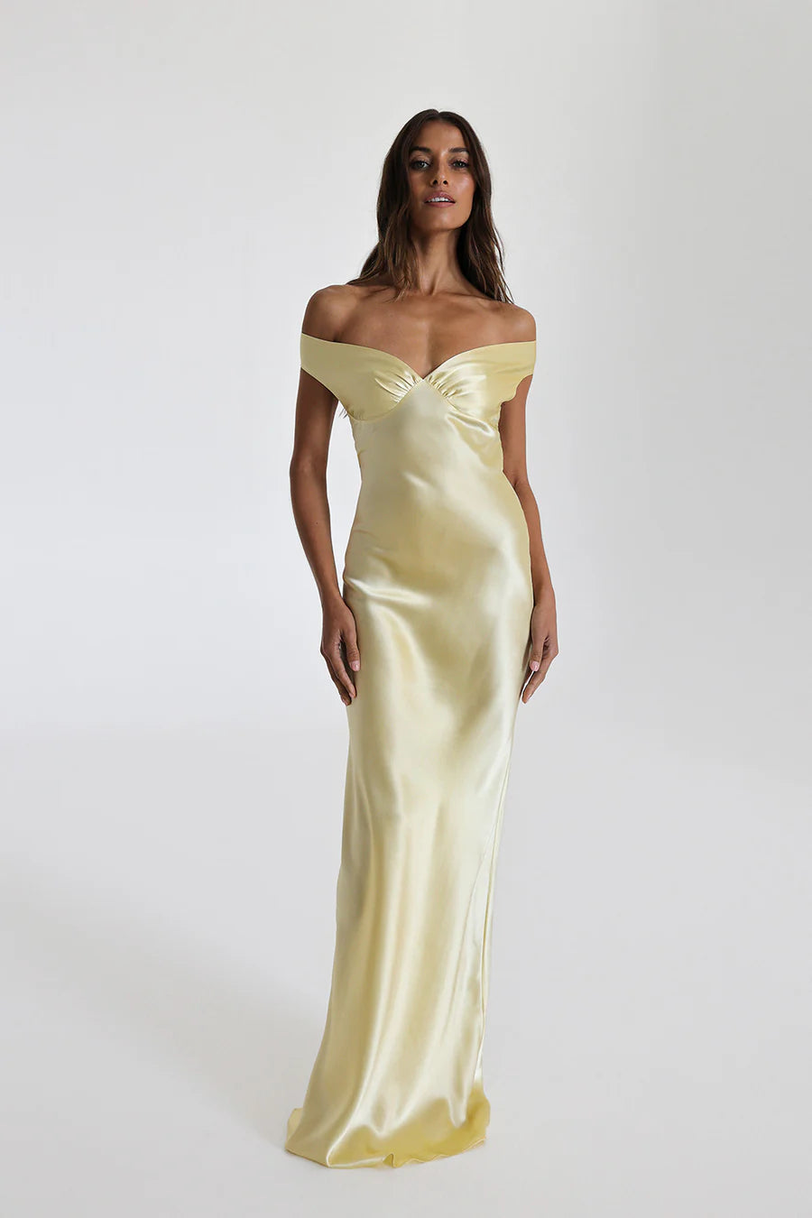 Vestido largo de satén con hombros descubiertos