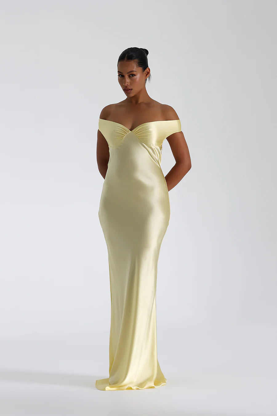 Vestido largo de satén con hombros descubiertos