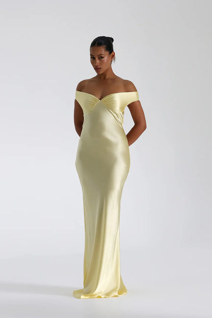 Vestido largo de satén con hombros descubiertos