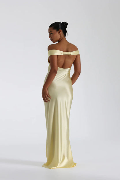 Vestido largo de satén con hombros descubiertos