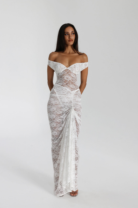 Conjunto de falda de encaje con hombros descubiertos de Christelle en blanco