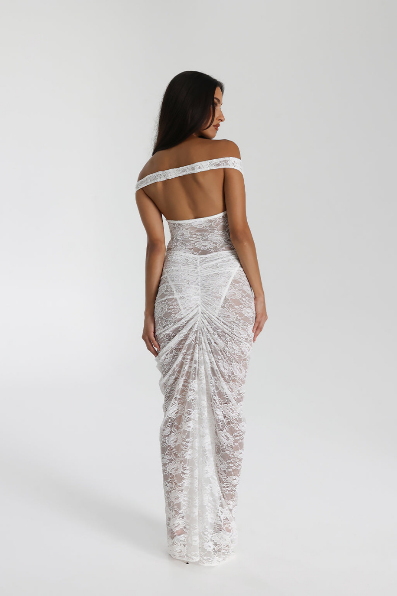 Conjunto de falda de encaje con hombros descubiertos de Christelle en blanco
