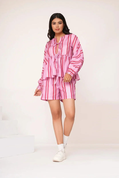 Pantalones cortos y blusa de rayas