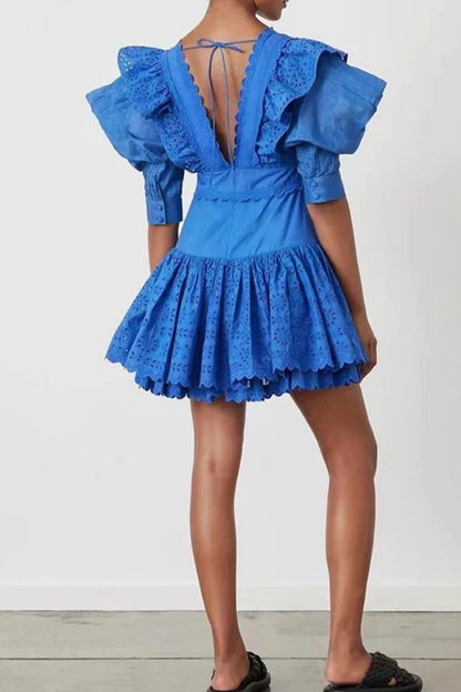 Vestido mini Éloïse con escote pronunciado y volantes en la espalda