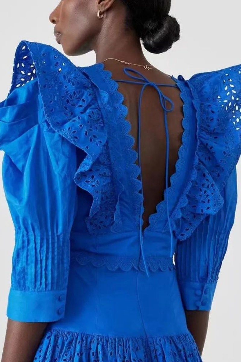 Vestido mini Éloïse con escote pronunciado y volantes en la espalda