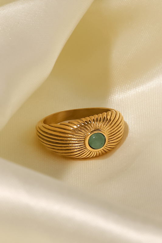 Anillo de piedra con incrustaciones de Gwendoline