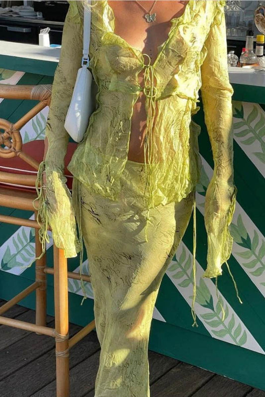 Traje de dos piezas con blusa y falda larga con estampado de orejas de madera y cobra