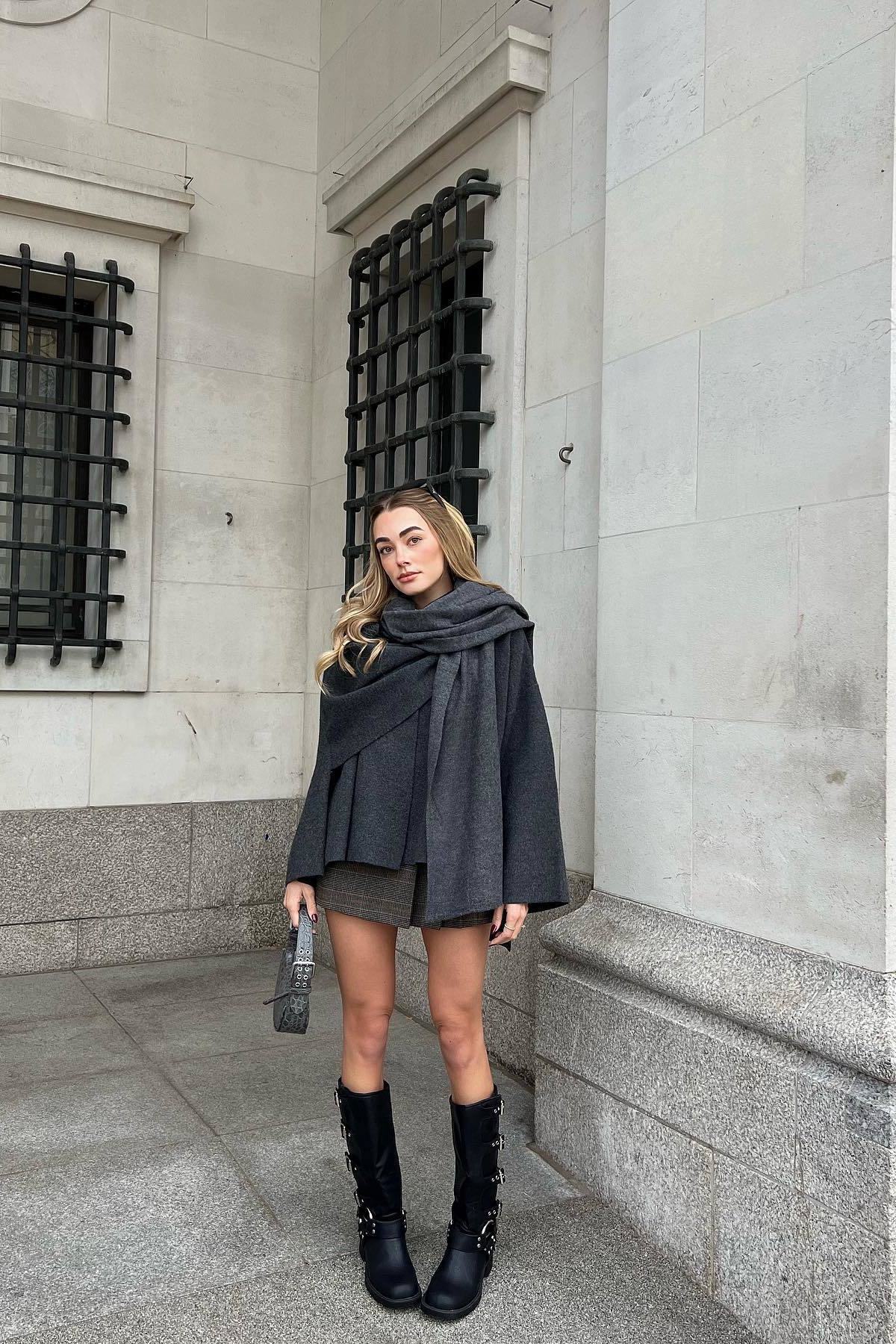 Chaqueta con bufanda asimétrica