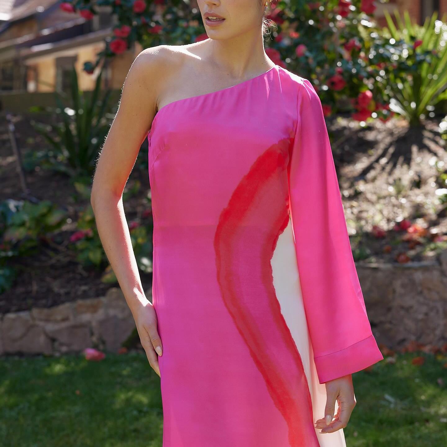 Ladies' fashionable and elegant contrasting printed single sleeve slit long skirt