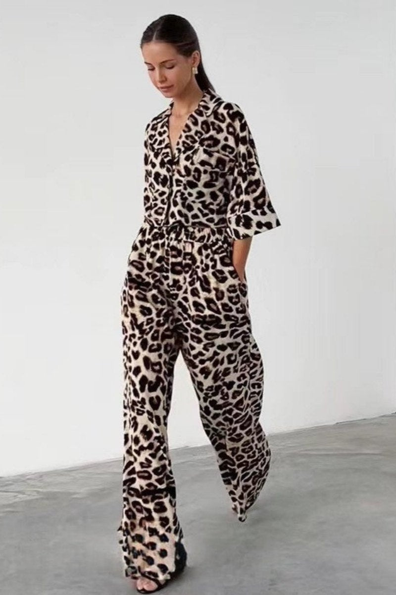 Conjunto de top y pantalón con estampado de leopardo