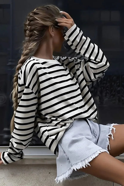 Camisa de cuello redondo y blusa de rayas negras 