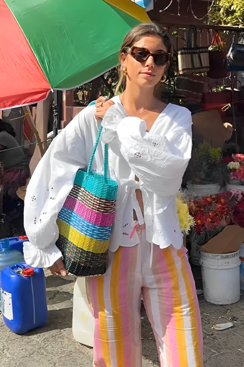 Blusa blanca bordada con corazones