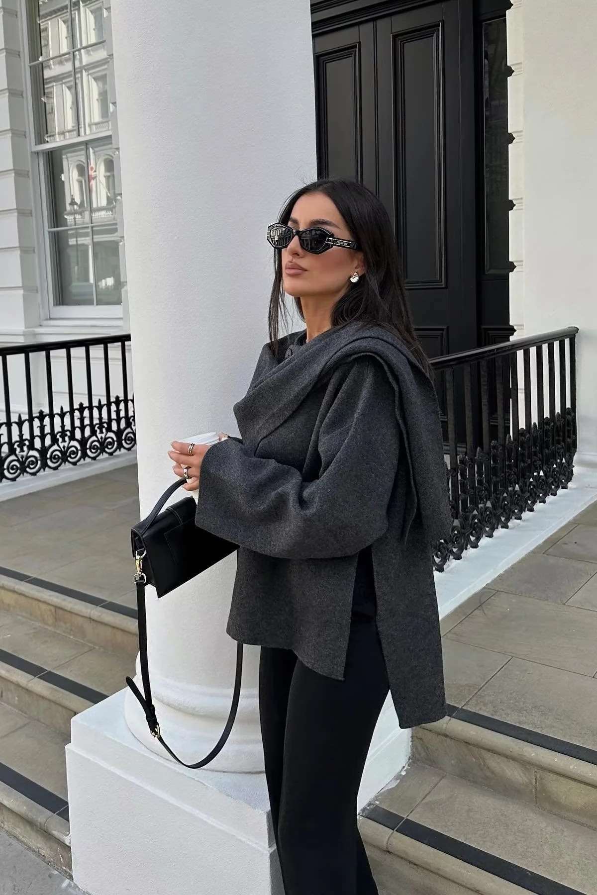 Chaqueta con bufanda asimétrica