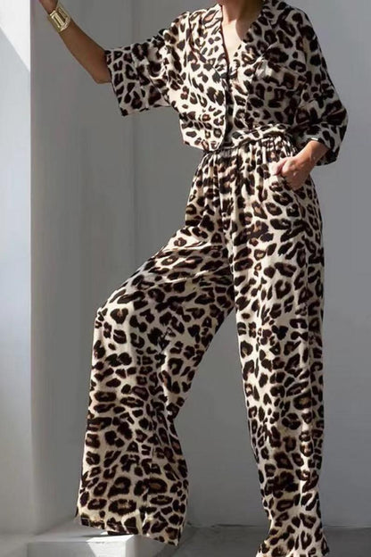 Conjunto de top y pantalón con estampado de leopardo