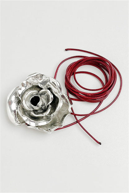 Gargantilla con colgante de flor de aleación