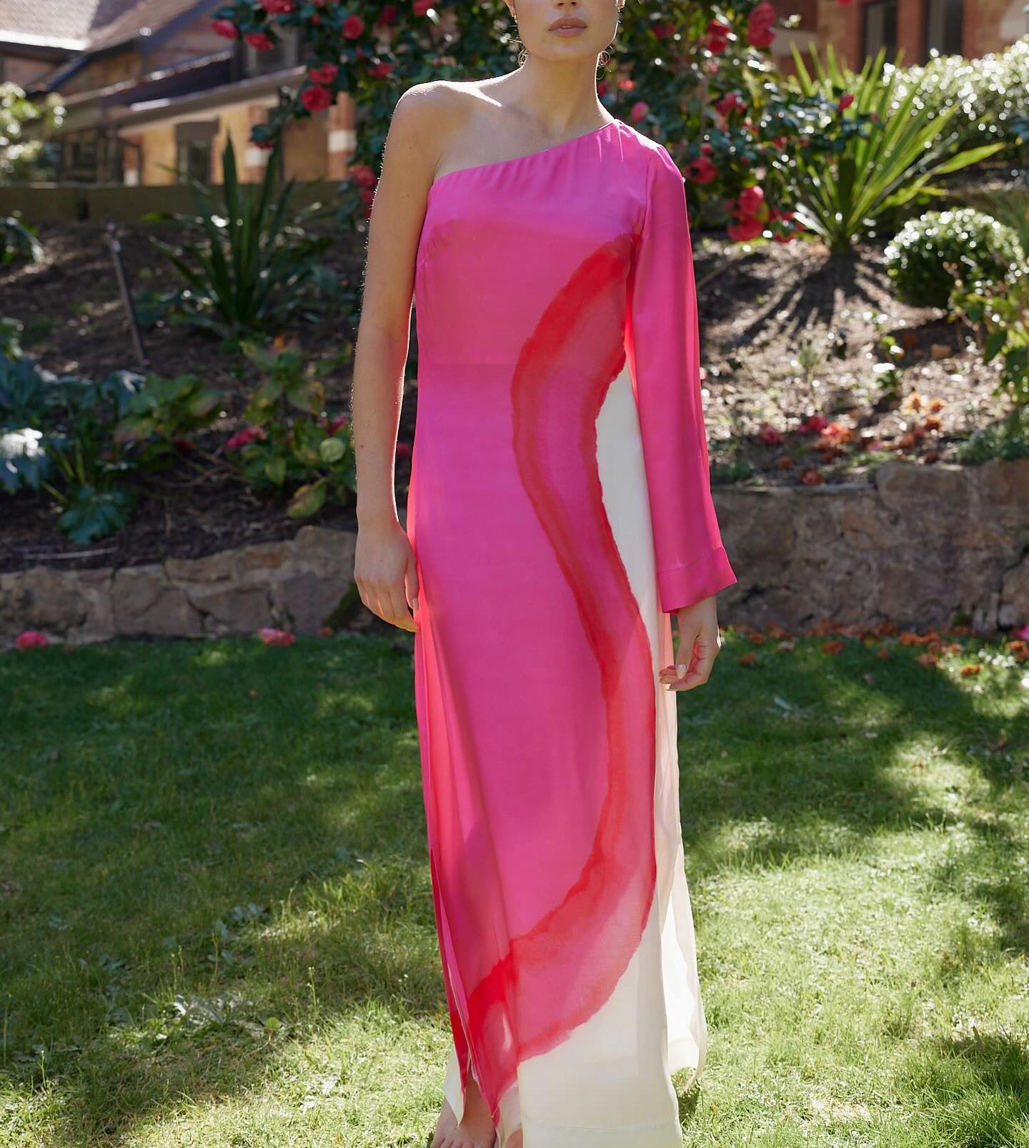 Ladies' fashionable and elegant contrasting printed single sleeve slit long skirt