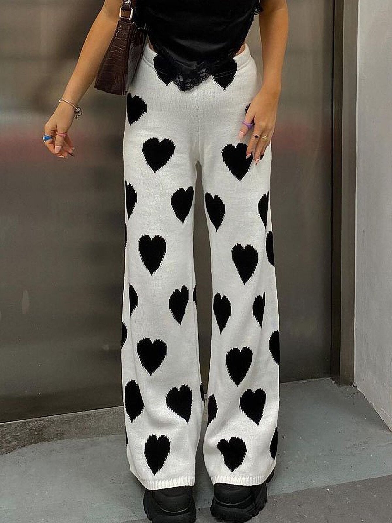 Pantalones anchos con estampado de corazones