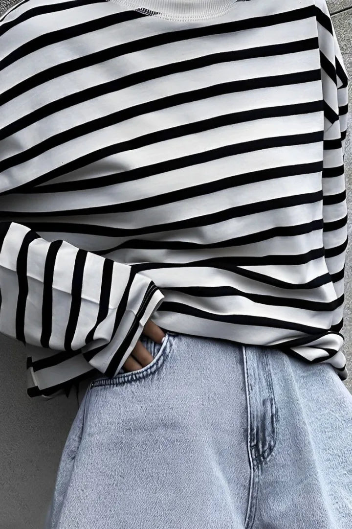 Camisa de cuello redondo y blusa de rayas negras 
