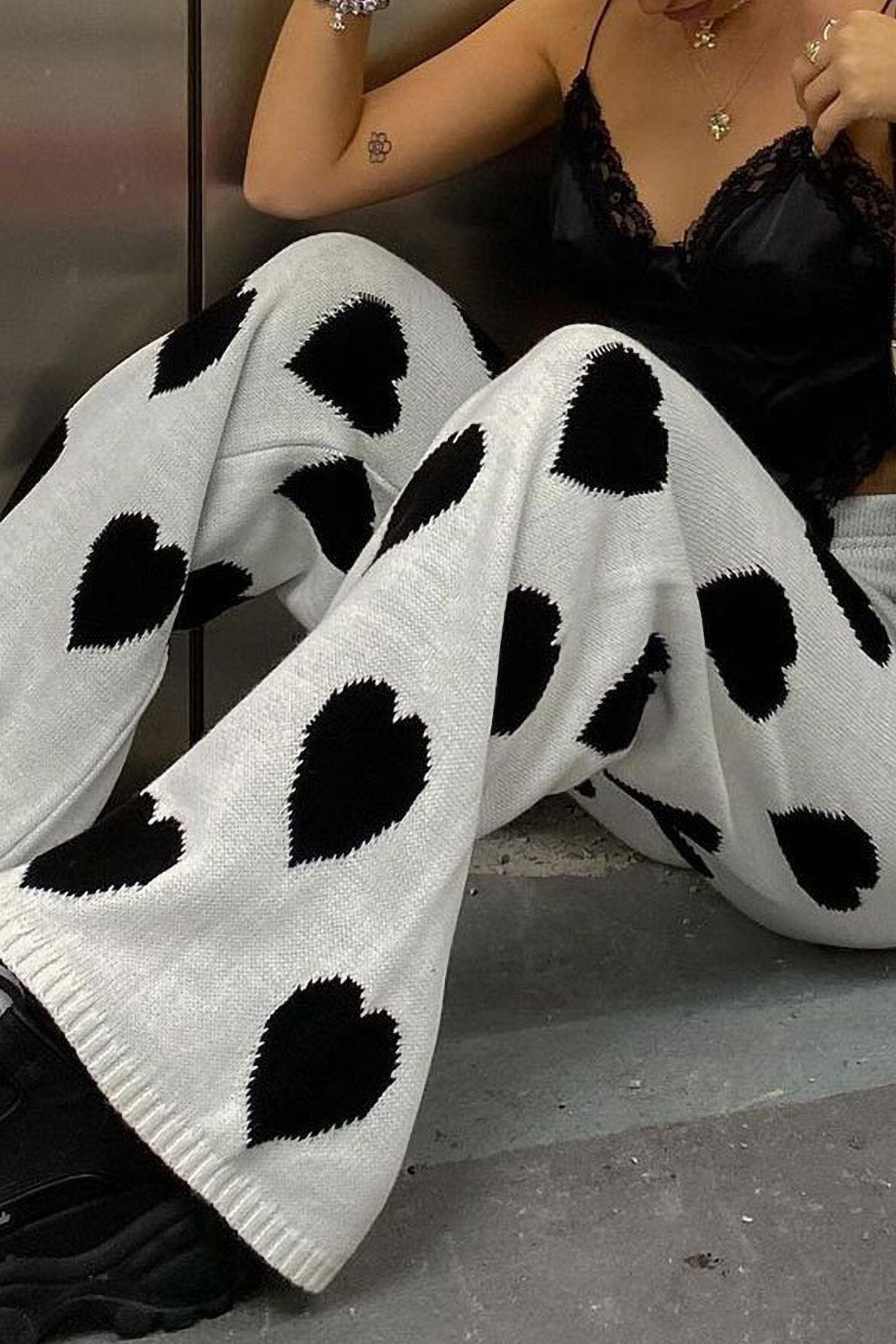 Pantalones anchos con estampado de corazones