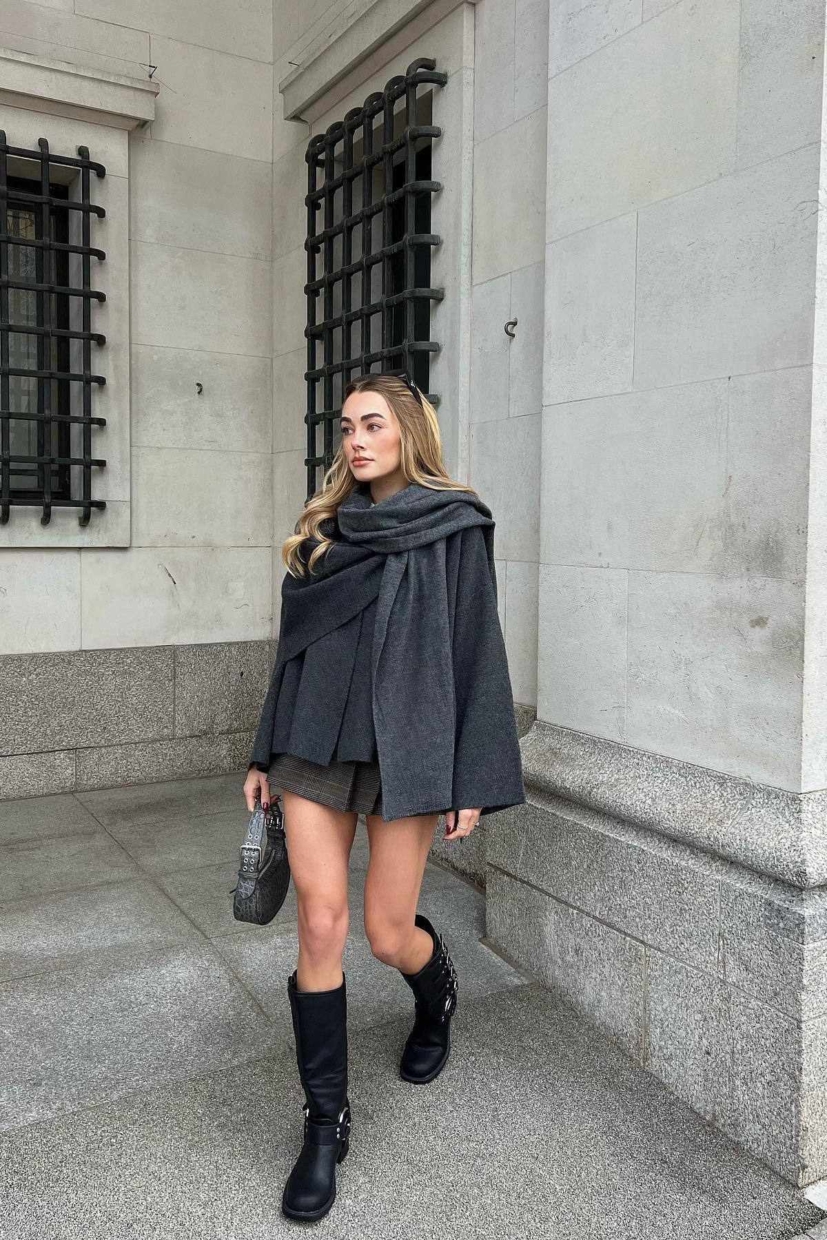 Chaqueta con bufanda asimétrica
