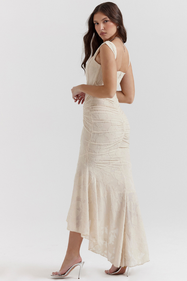 Vestido largo beis con corsé fruncido de Octavie
