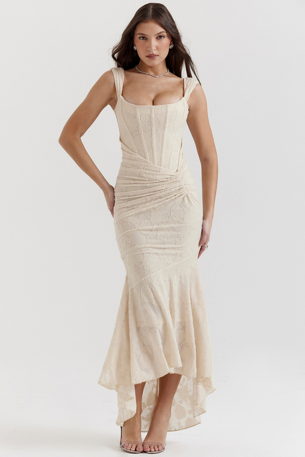 Vestido largo beis con corsé fruncido de Octavie