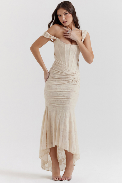 Vestido largo beis con corsé fruncido de Octavie
