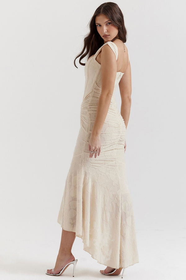 Vestido largo beis con corsé fruncido de Octavie