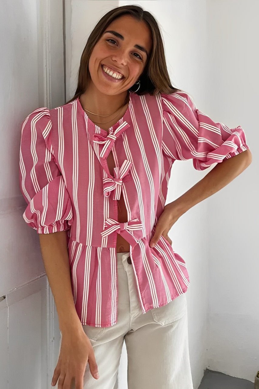 Blusa de rayas con mangas abullonadas y lazos peplum