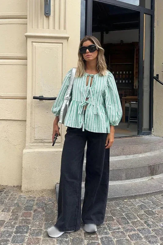 Blusa corta con mangas abullonadas y lazos peplum de rayas verdes