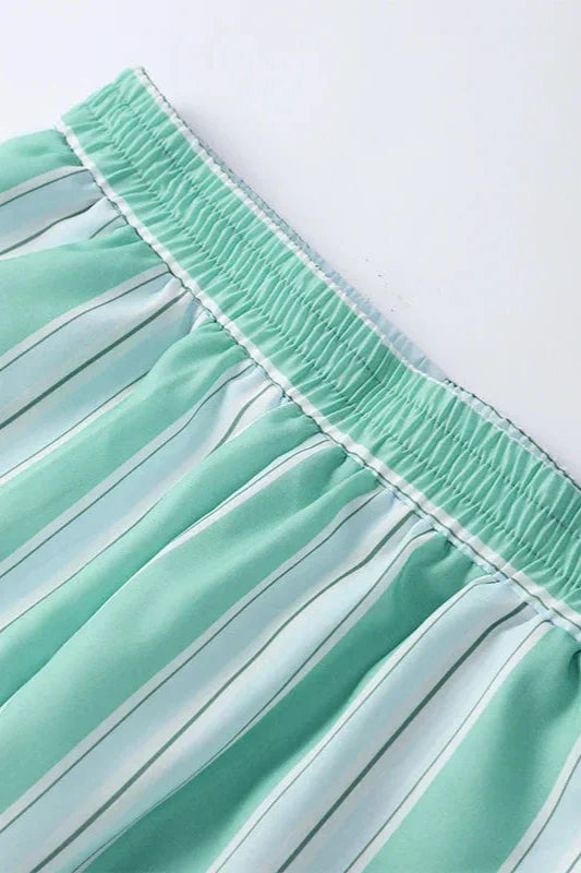 Pantalones cortos y blusa de rayas