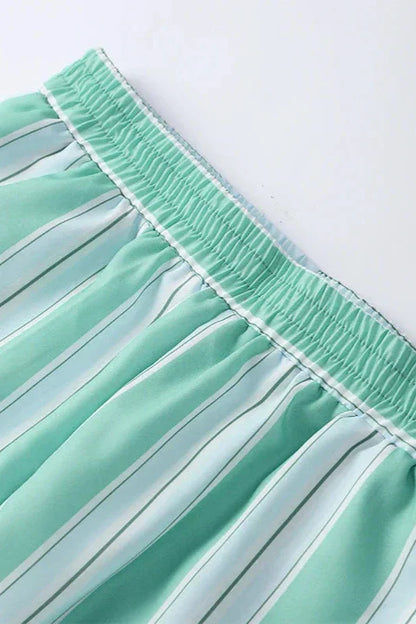 Pantalones cortos y blusa de rayas