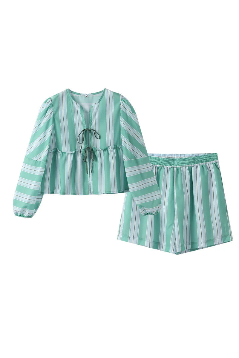 Pantalones cortos y blusa de rayas