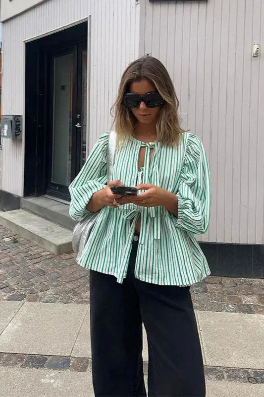 Blusa corta con mangas abullonadas y lazos peplum de rayas verdes