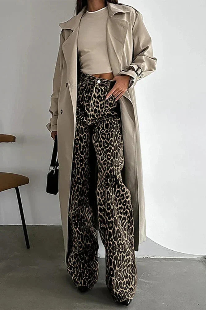 Pantalones casuales con estampado de leopardo y botones y múltiples bolsillos
