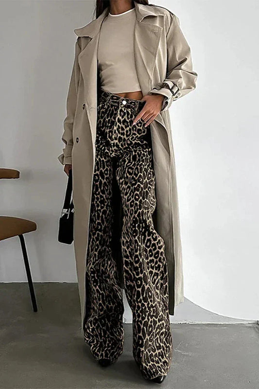 Pantalones casuales con estampado de leopardo y botones y múltiples bolsillos