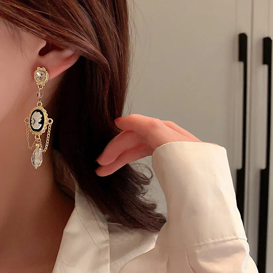 Lizakosht Retro Queen Coin Pendant Earrings for Women Gold Metal Clear Crystal Dangle Chains Brincos