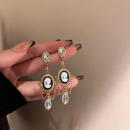 Lizakosht Retro Queen Coin Pendant Earrings for Women Gold Metal Clear Crystal Dangle Chains Brincos