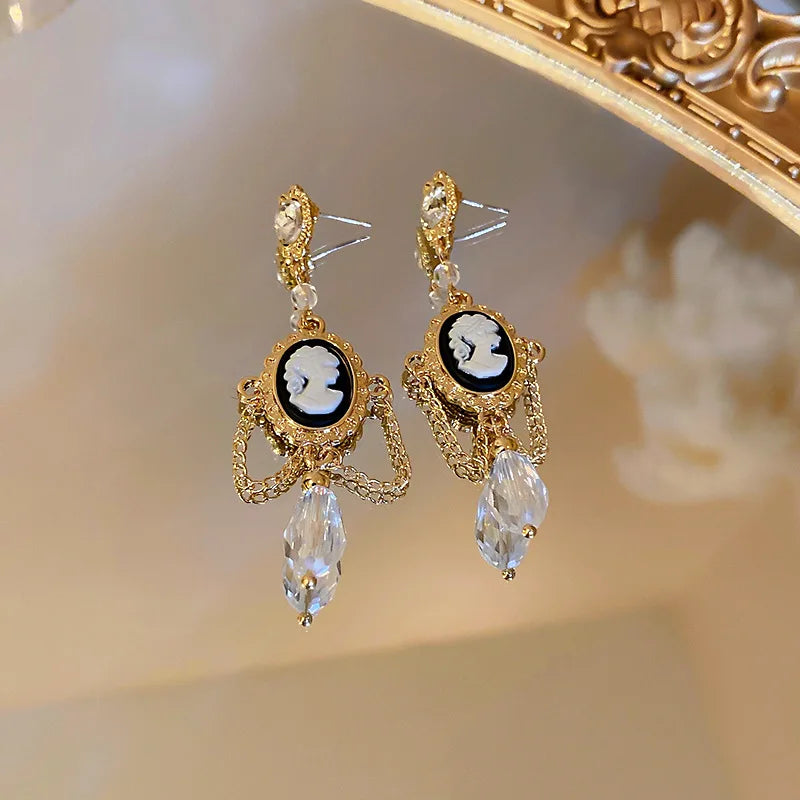 Lizakosht Retro Queen Coin Pendant Earrings for Women Gold Metal Clear Crystal Dangle Chains Brincos