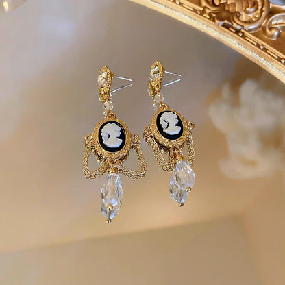 Lizakosht Retro Queen Coin Pendant Earrings for Women Gold Metal Clear Crystal Dangle Chains Brincos