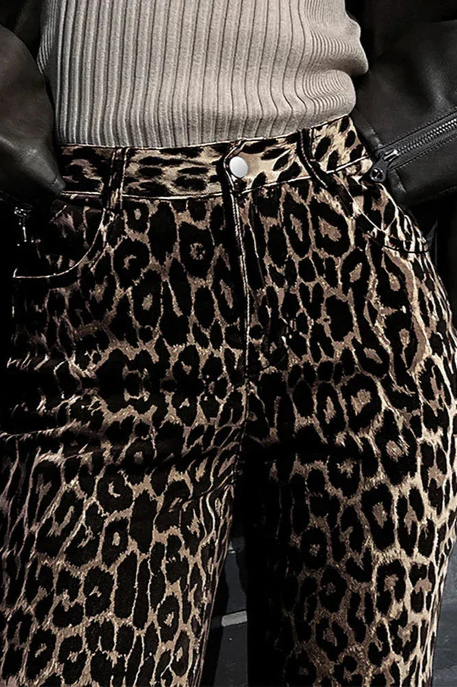 Pantalones casuales con estampado de leopardo y botones y múltiples bolsillos