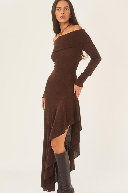 Vestido midi de punto acampanado con hombros descubiertos de Alisa