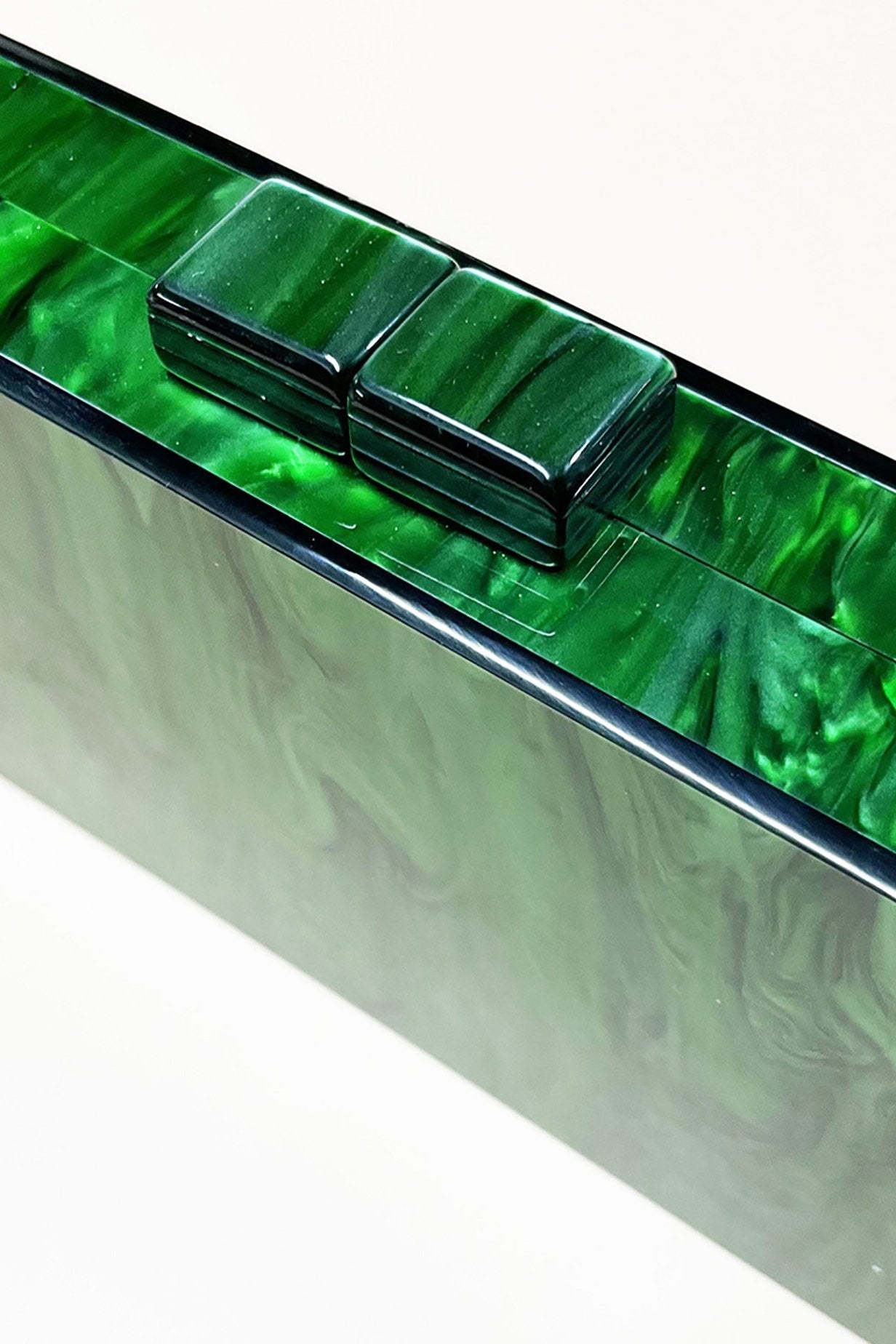 Bolso de mano con cadena de cuentas y diseño jaspeado