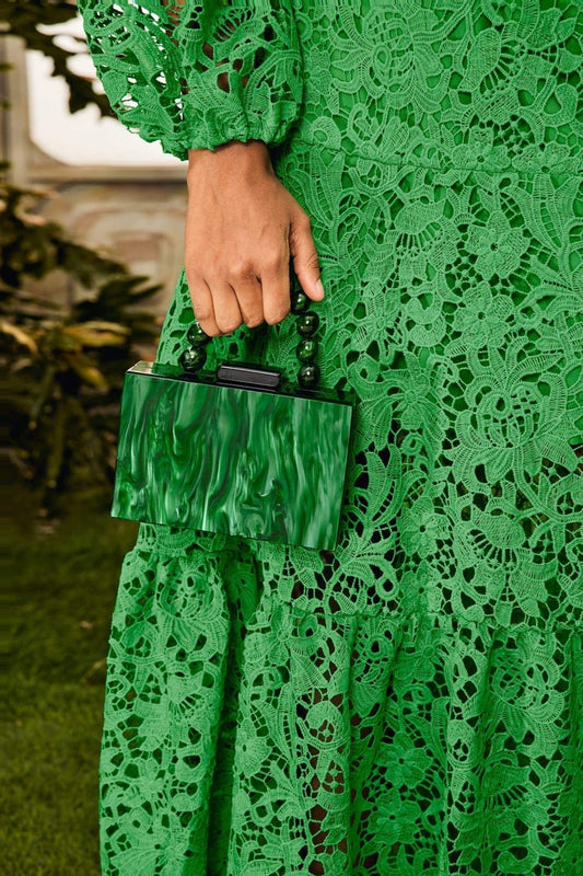 Bolso de mano con cadena de cuentas y diseño jaspeado