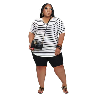Conjunto de dos piezas de camiseta y pantalones cortos de manga corta con cuello en V y rayas informales para mujer de talla grande