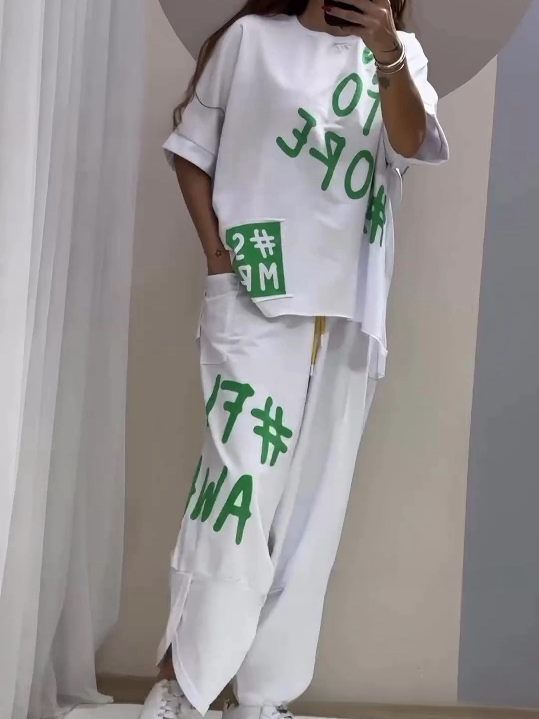 Conjunto de dos piezas de top y pantalón de manga corta con cuello redondo y estampado de letras para mujer