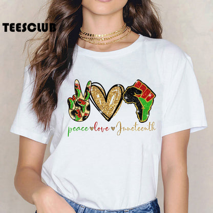 Camiseta informal para mujer con texto "Paz, amor, corazón" y "Juneteenth"