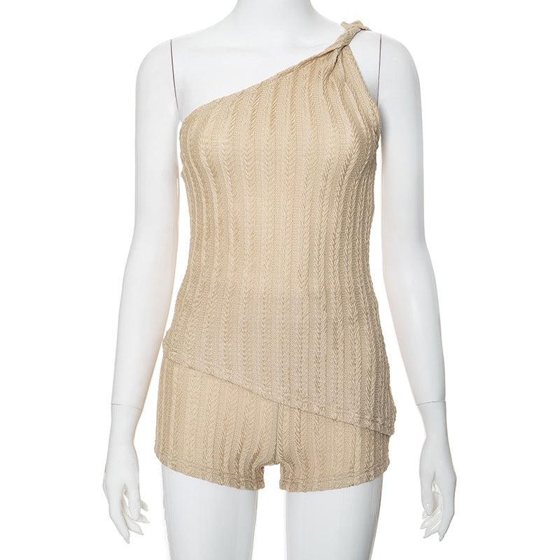 Conjunto de dos piezas formado por top y pantalón corto, sin espalda y hombros descubiertos, color liso, informal, de verano para mujer